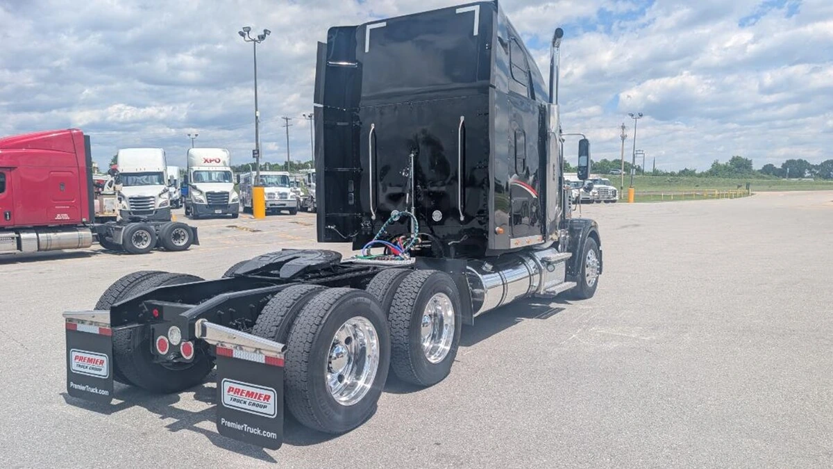 2022 Freightliner 122SD — photo 6