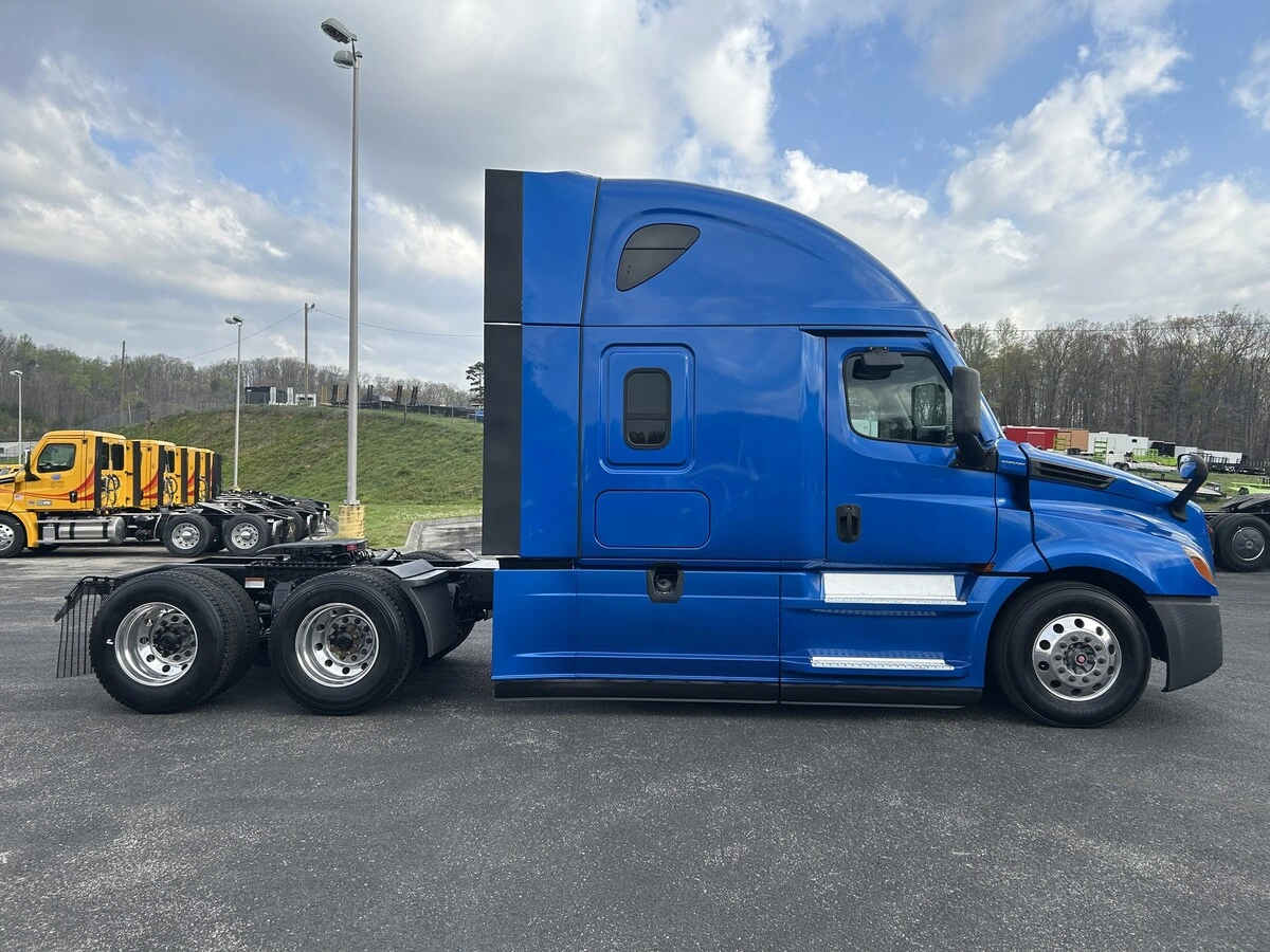 2022 Freightliner Cascadia - image 6