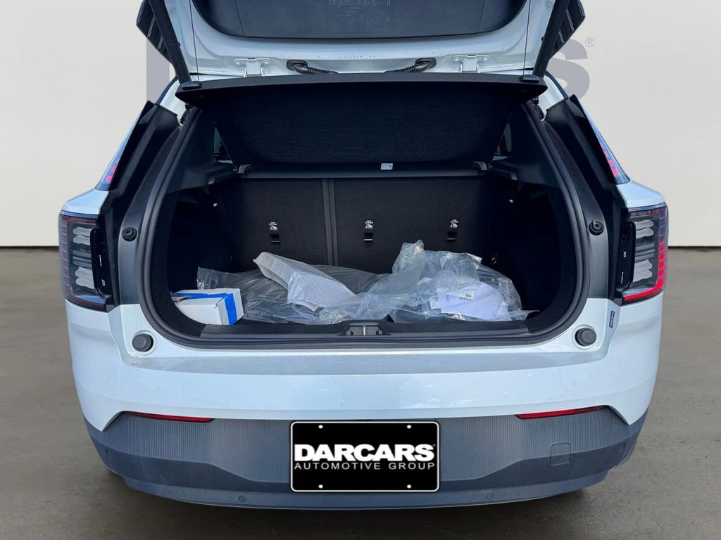 2025 Volvo - image 9