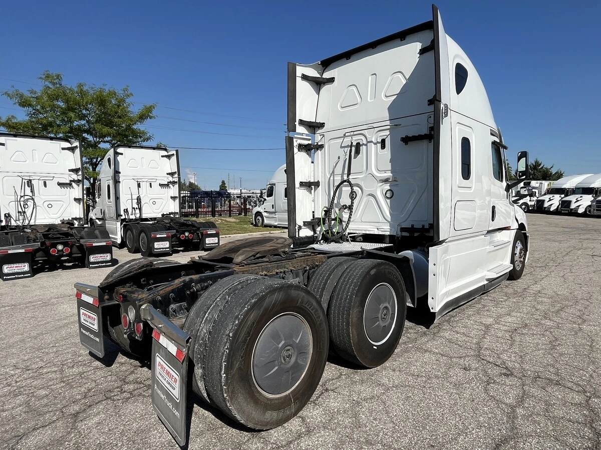 2022 Freightliner Cascadia - image 7