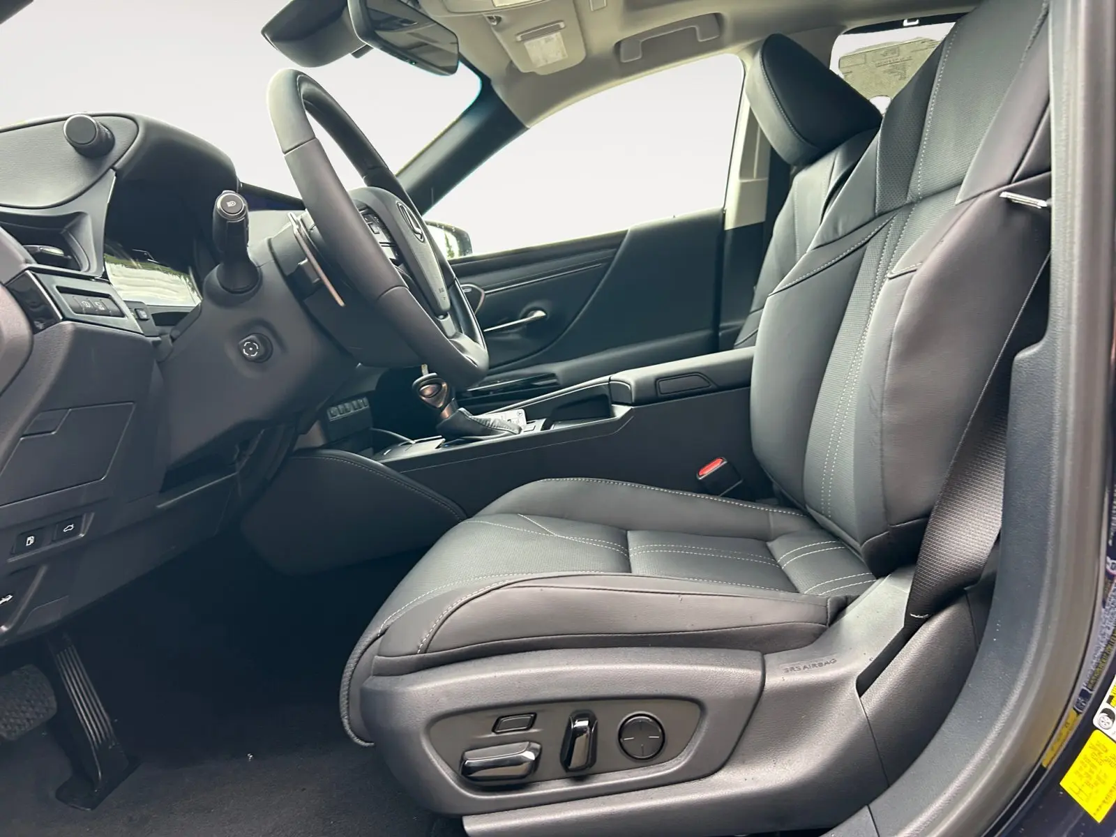 2025 Lexus ES 300h Ultra Luxury photo 9