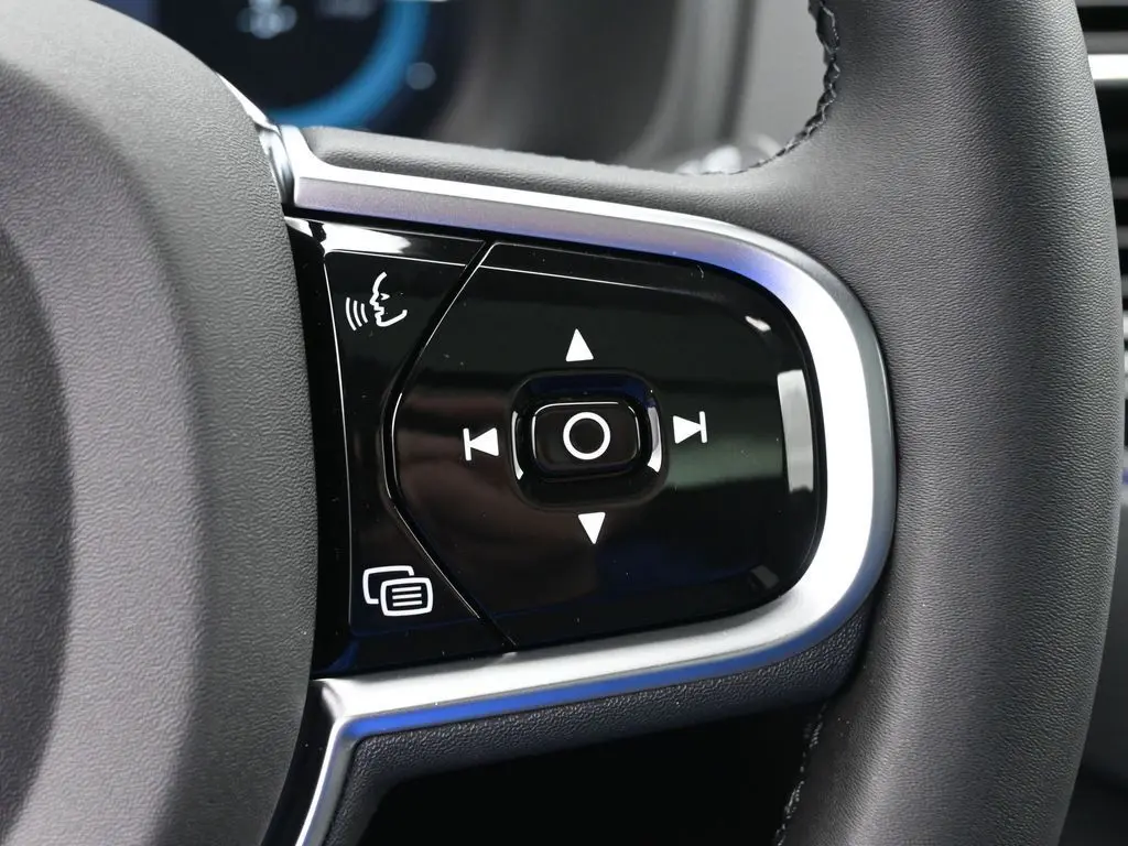 2025 Volvo - image 10