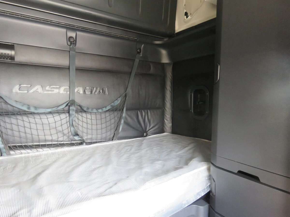 2023 Freightliner Cascadia - image 16