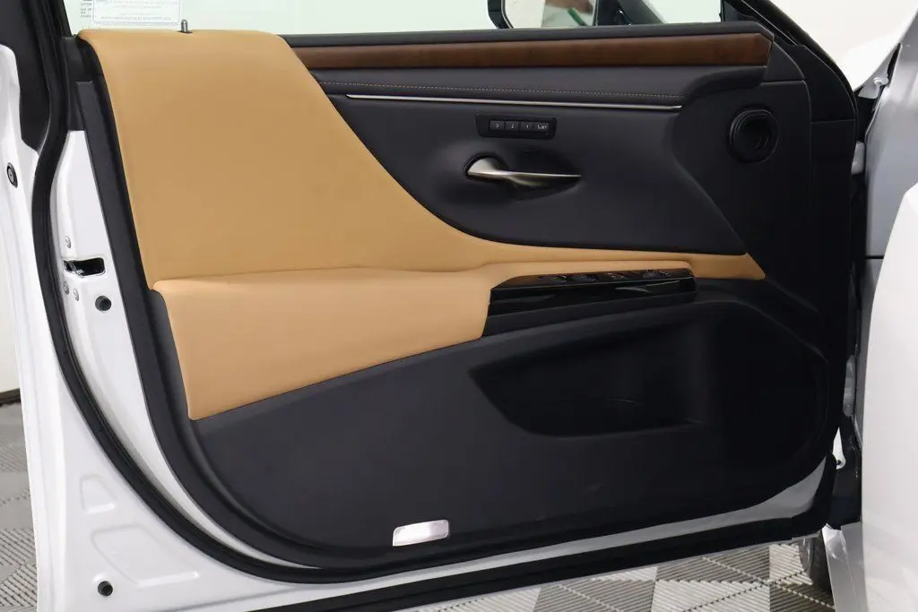 2025 Lexus ES 300h photo 6