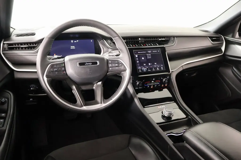 2024 Jeep Grand Cherokee Altitude photo 2