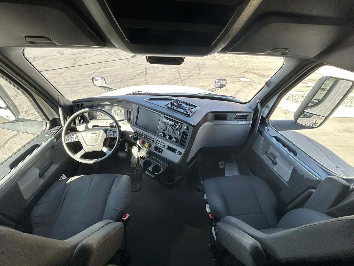 2022 Freightliner Cascadia - image 22