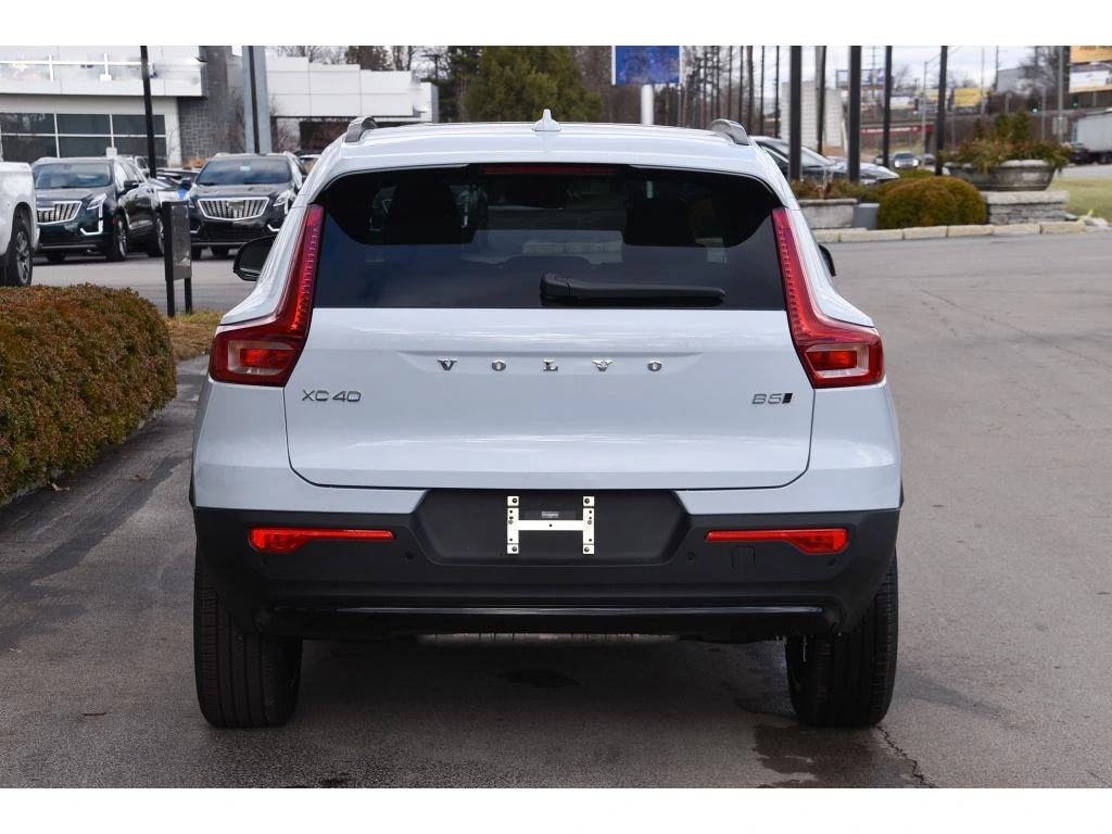 2026 Volvo - image 5