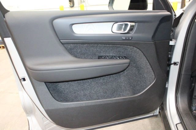 2025 Volvo - image 18