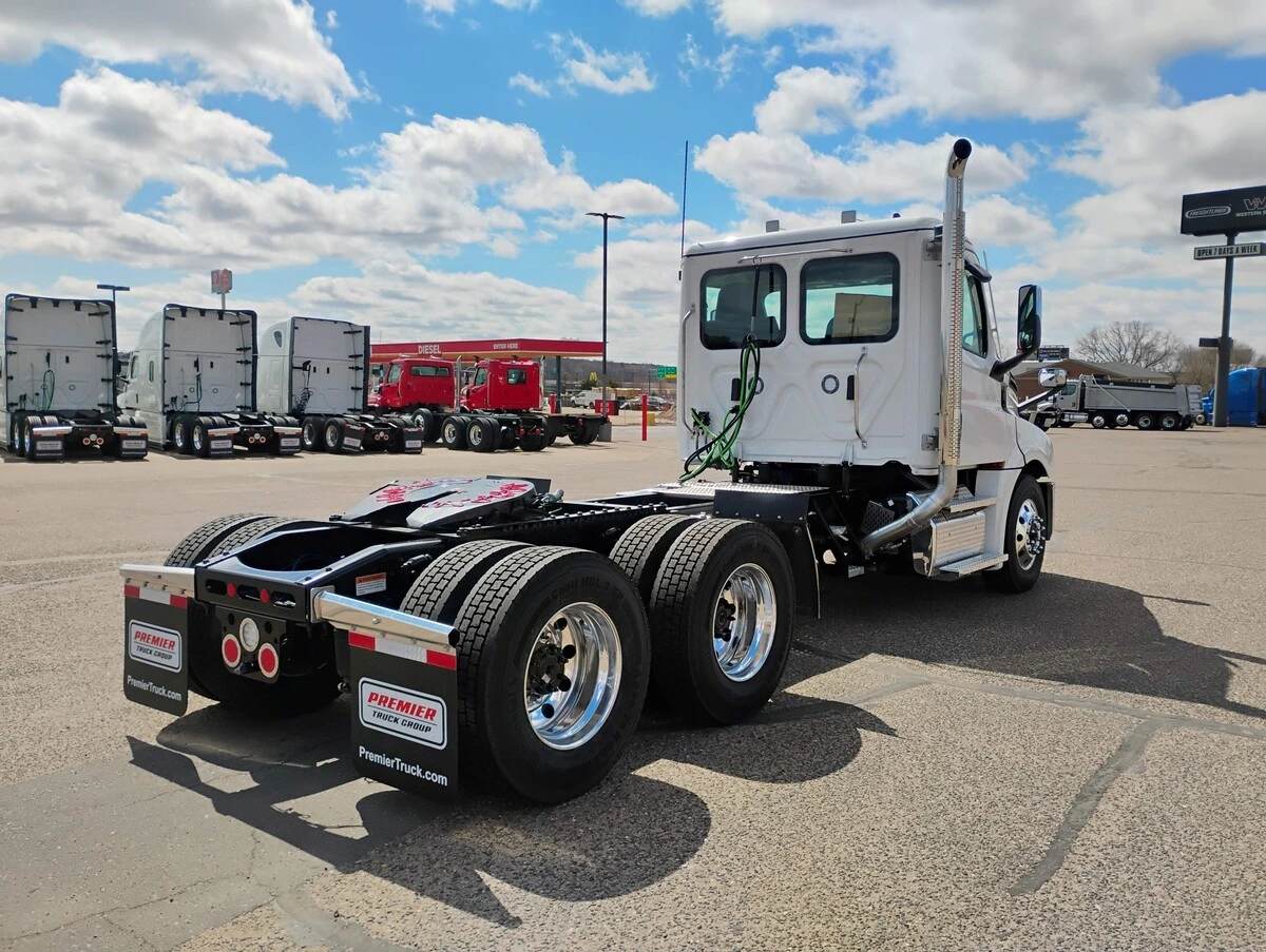 2027 Freightliner Cascadia — photo 5