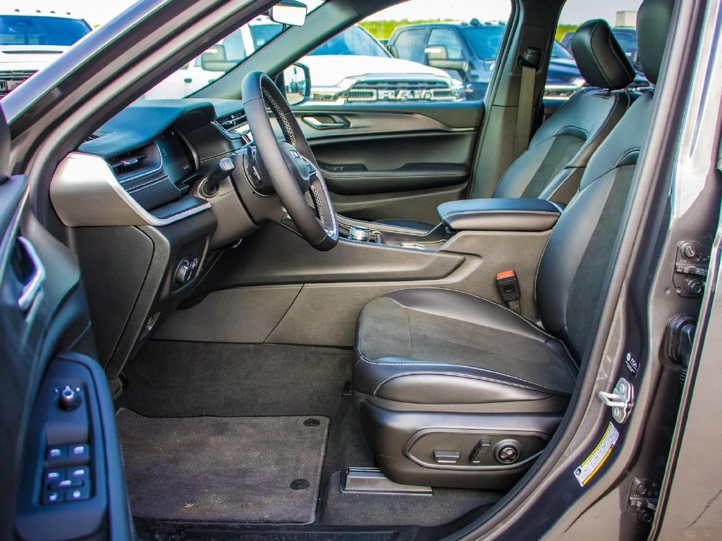 2025 Jeep Grand Cherokee Altitude - Photo 25