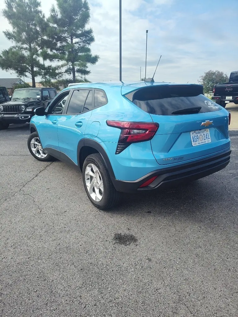 2025 Chevrolet Trax LS photo 5