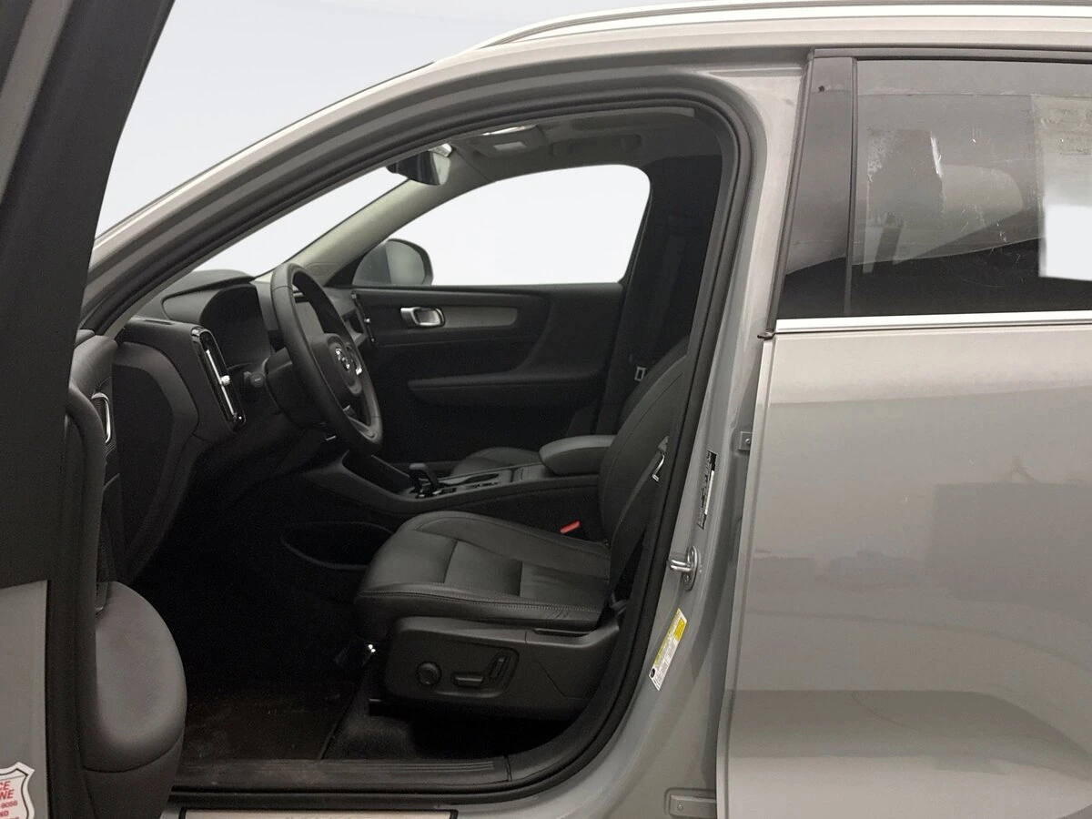 2025 Volvo - image 8