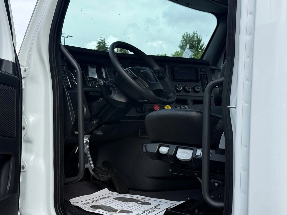2027 Freightliner Cascadia — photo 6