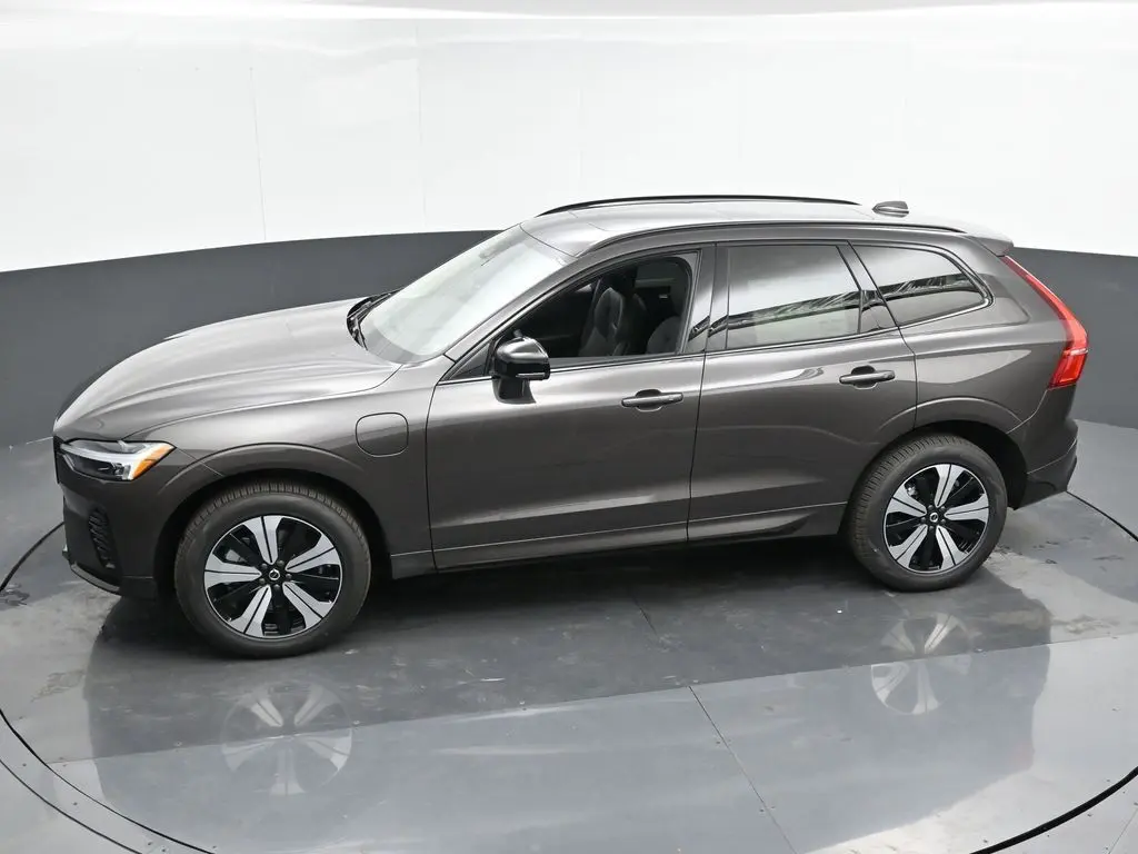 2025 Volvo - image 37