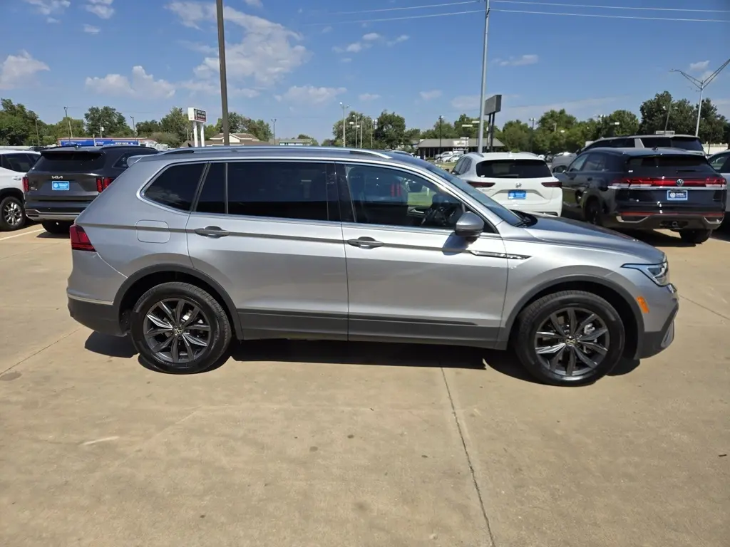2024 Volkswagen Tiguan SE Wolfsburg Edition photo 3