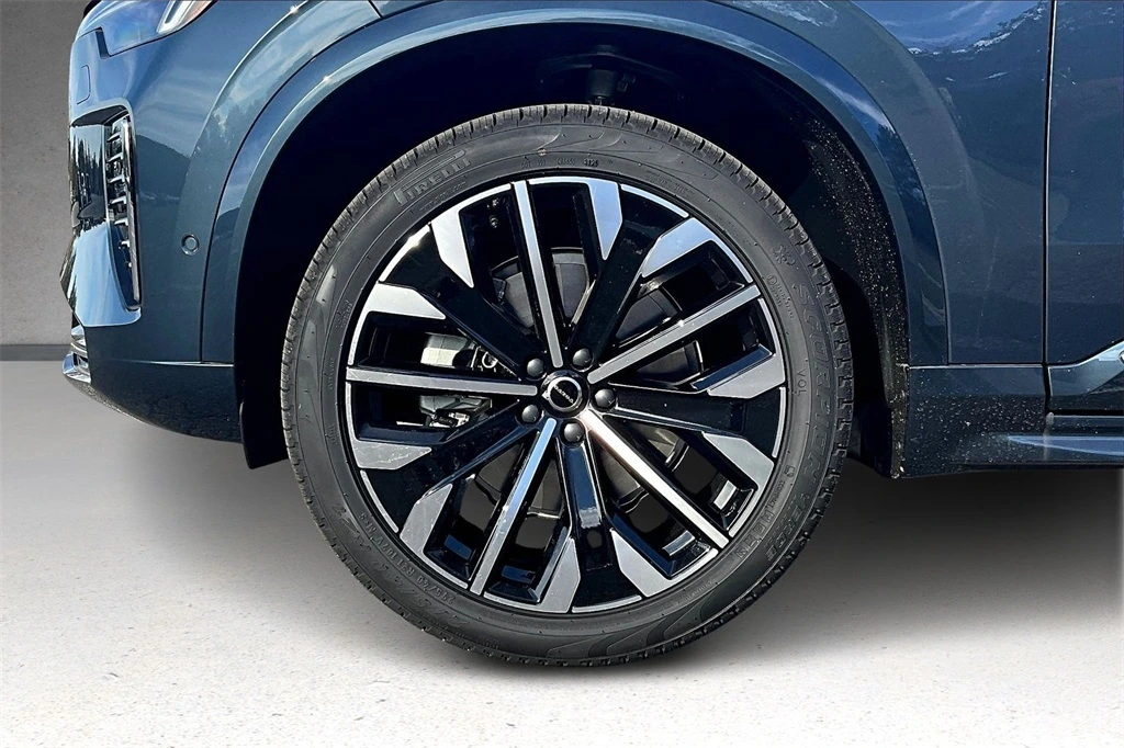 2026 Volvo - image 12