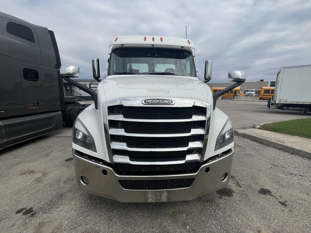 2021 Freightliner Cascadia — photo 2