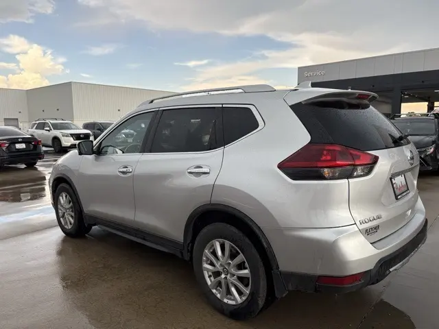 2018 Nissan Rogue SV photo 4