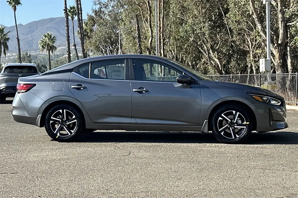 2025 Nissan Sentra SV photo 3