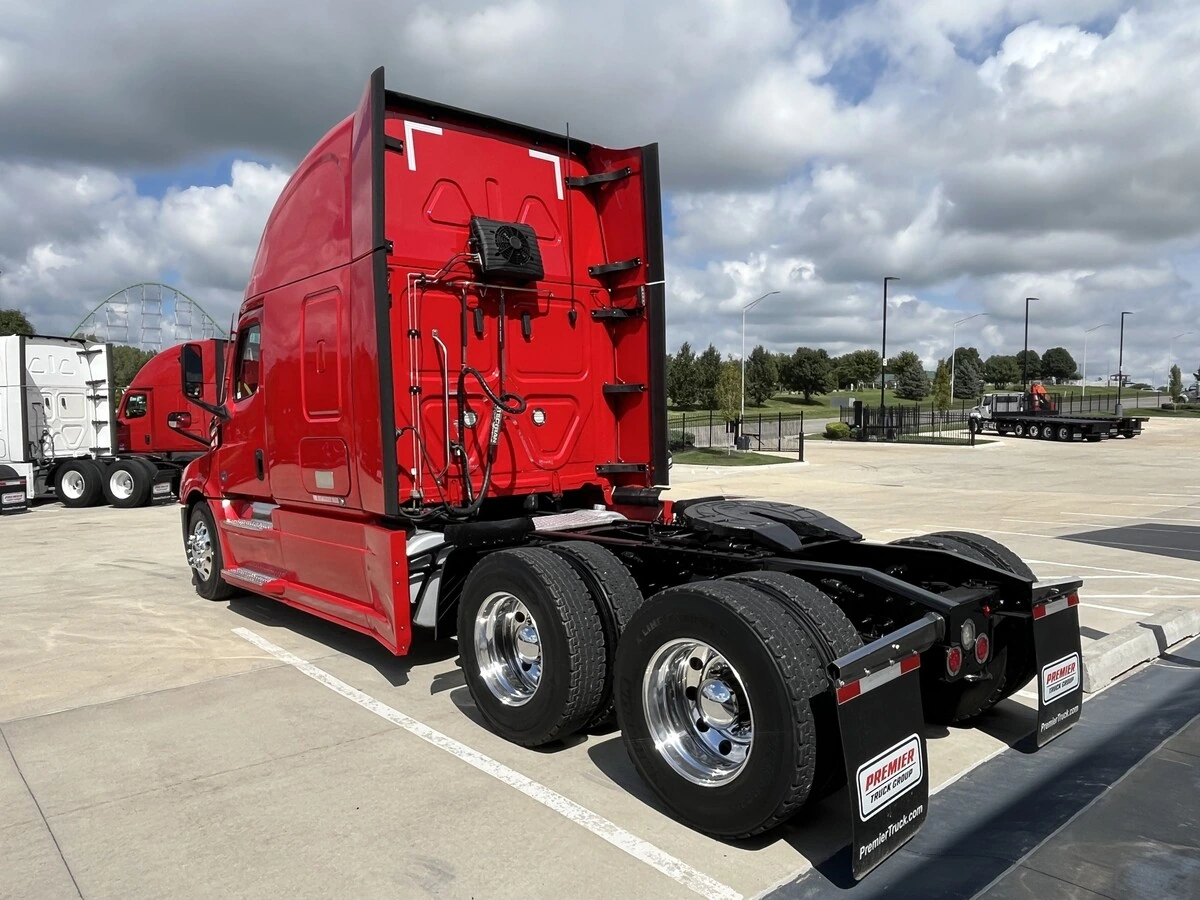 2022 Freightliner Cascadia — photo 3