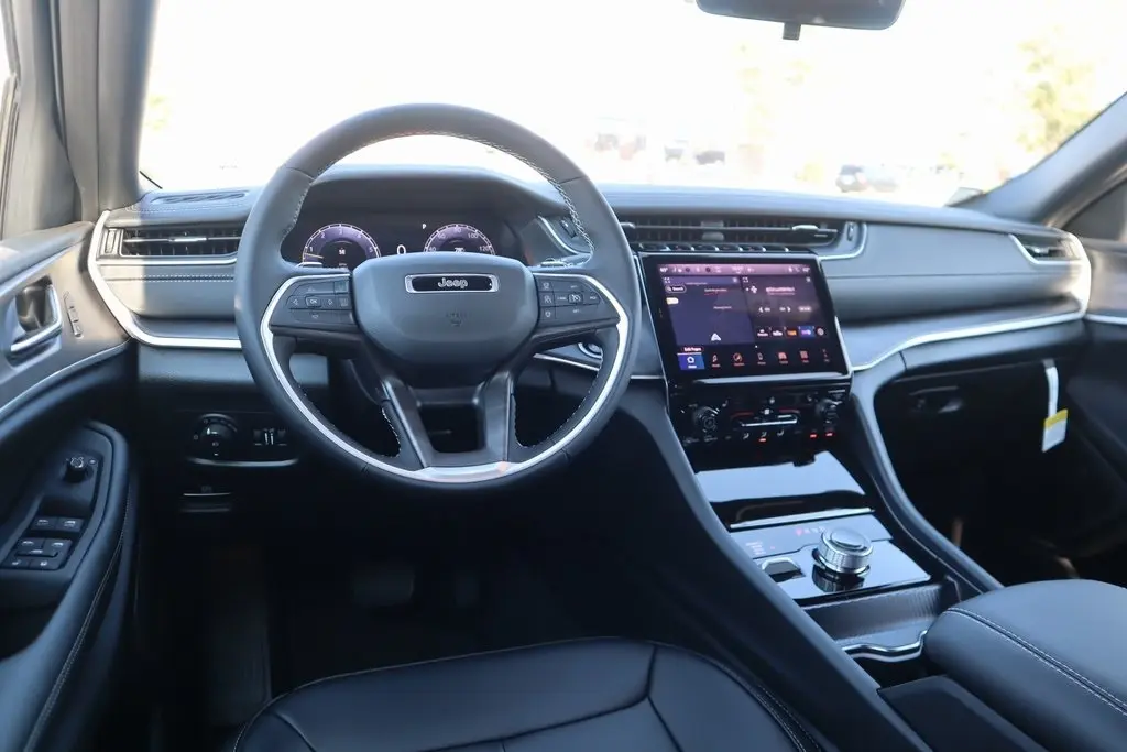 2025 Jeep Grand Cherokee Limited photo 2
