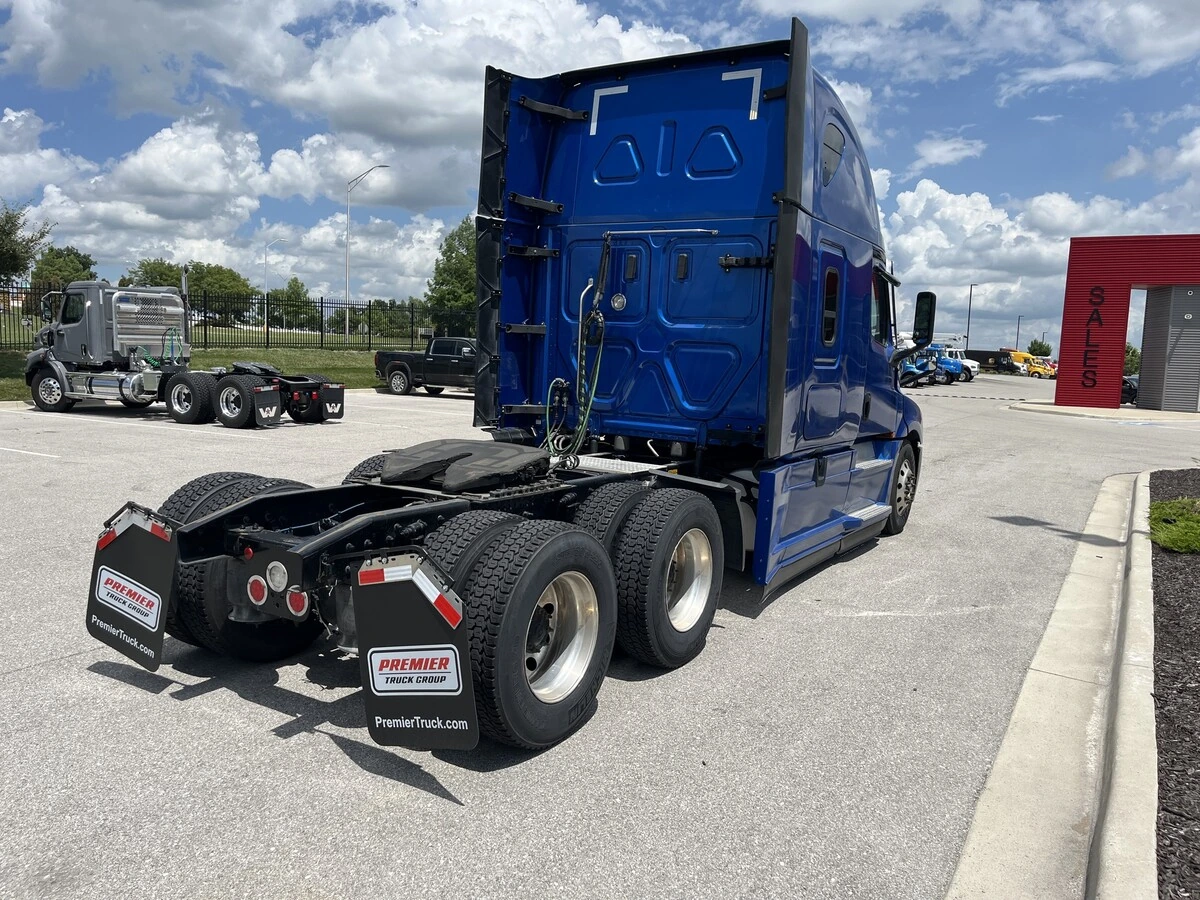 2022 Freightliner Cascadia — photo 5