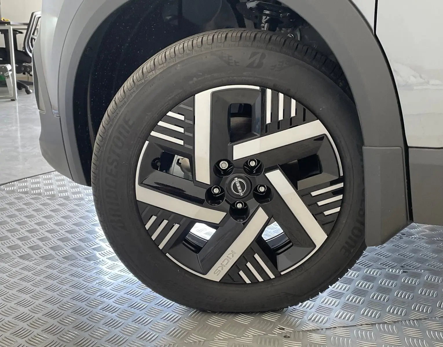 2025 Nissan Kicks SV photo 8