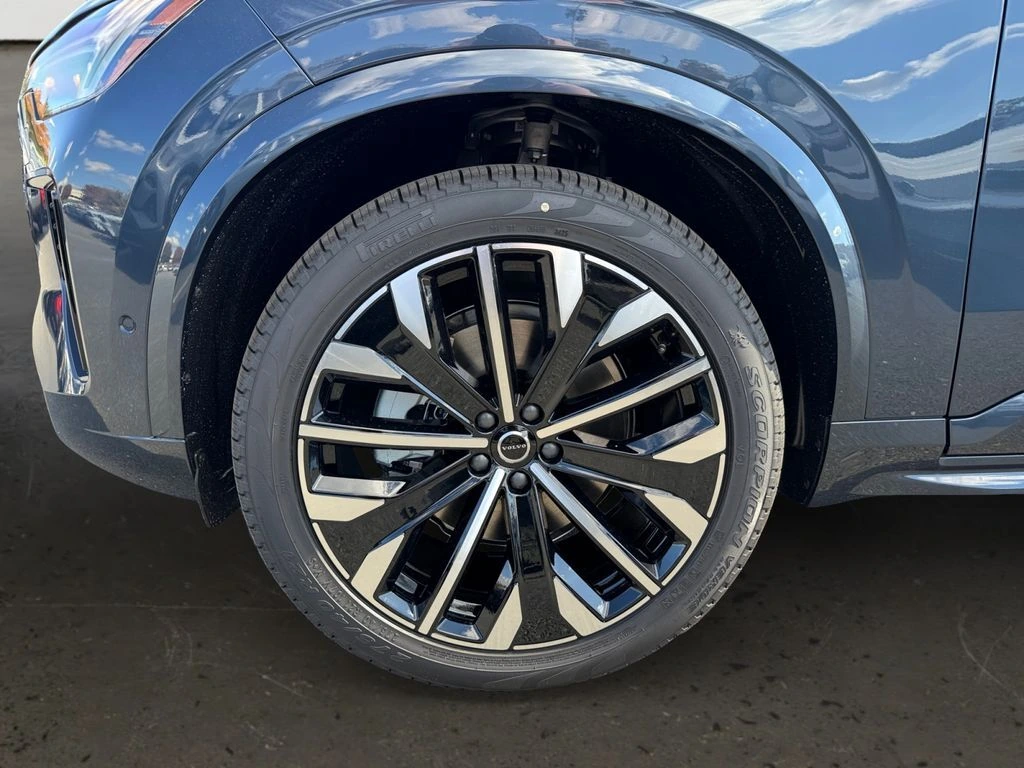 2026 Volvo - image 25