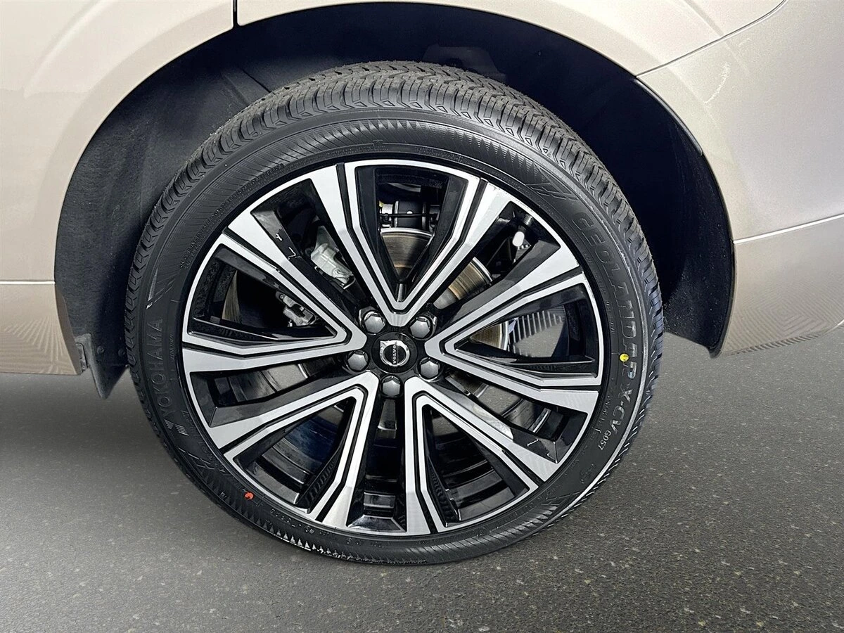 2023 Volvo - image 33