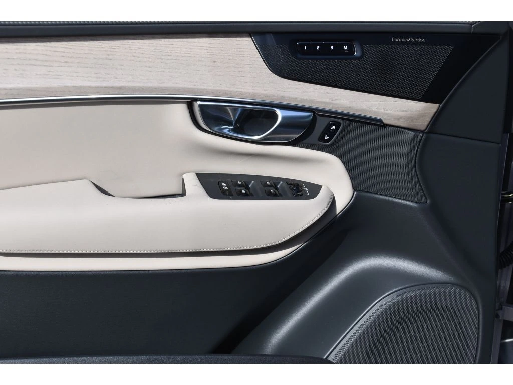 2026 Volvo - image 26