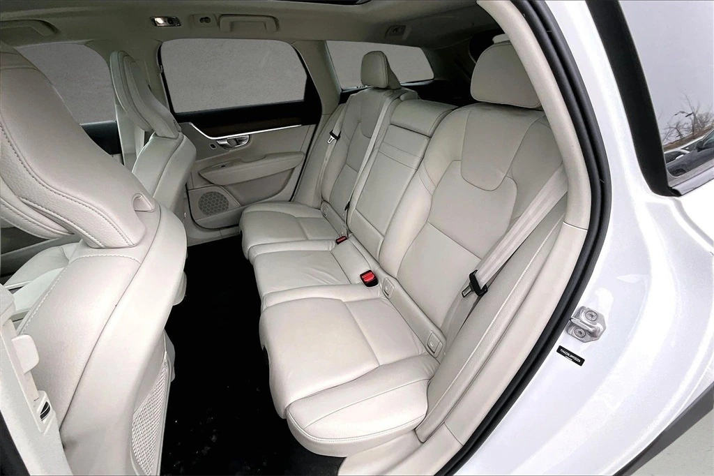 2021 Volvo - image 21