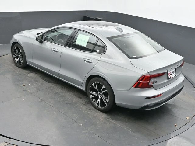 2025 Volvo - image 37