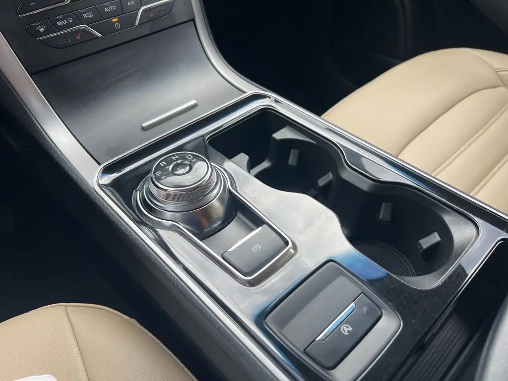 2020 Ford Edge SEL photo 16
