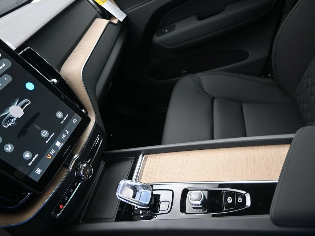 2026 Volvo - image 15