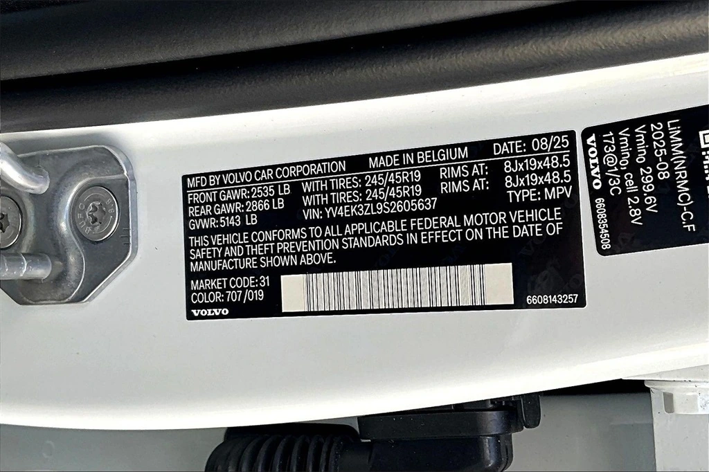 2025 Volvo - image 8