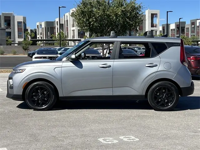 2022 Kia Soul LX photo 2