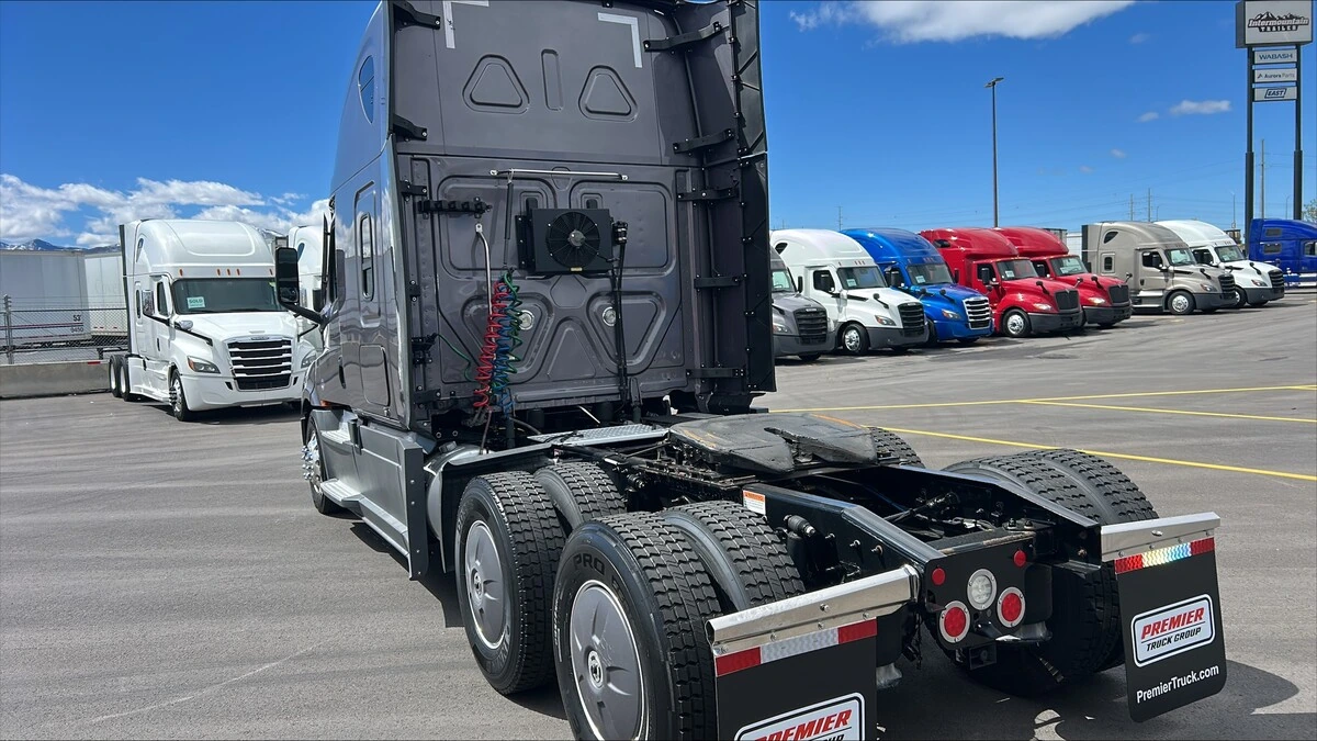 2022 Freightliner Cascadia - image 5