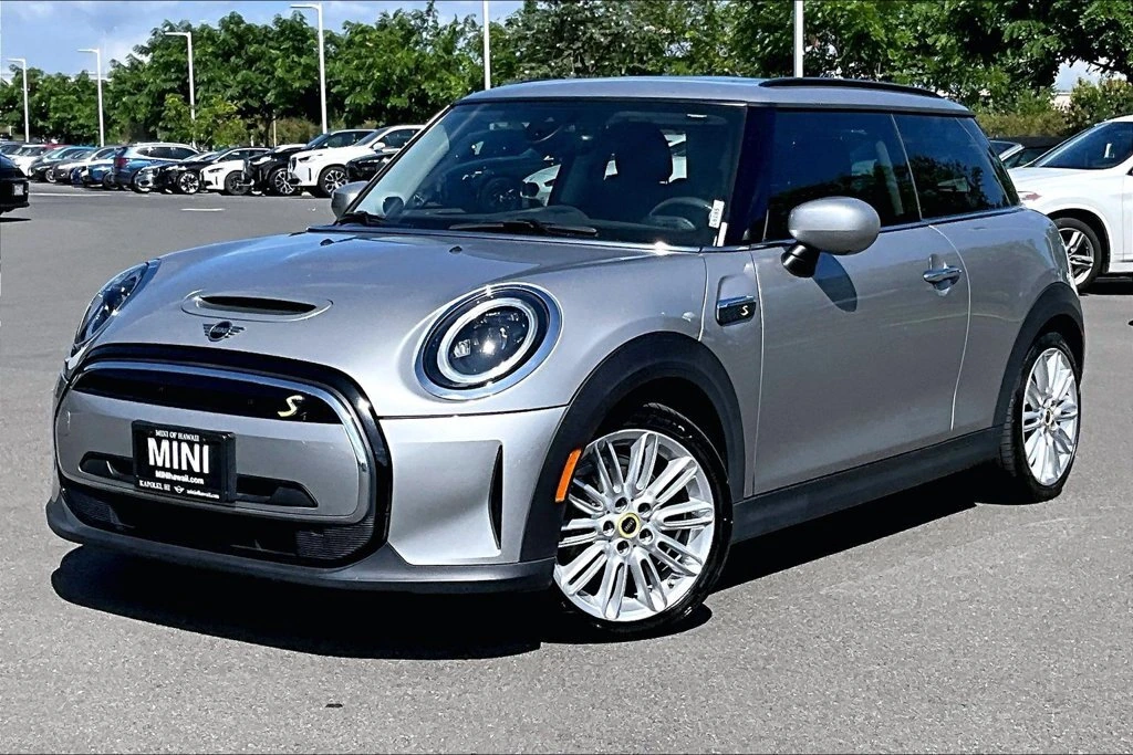 Used 2024 MINI Hardtop 2 Door SE with VIN WMW13DJ06R2U85597 for sale in Kapolei, HI