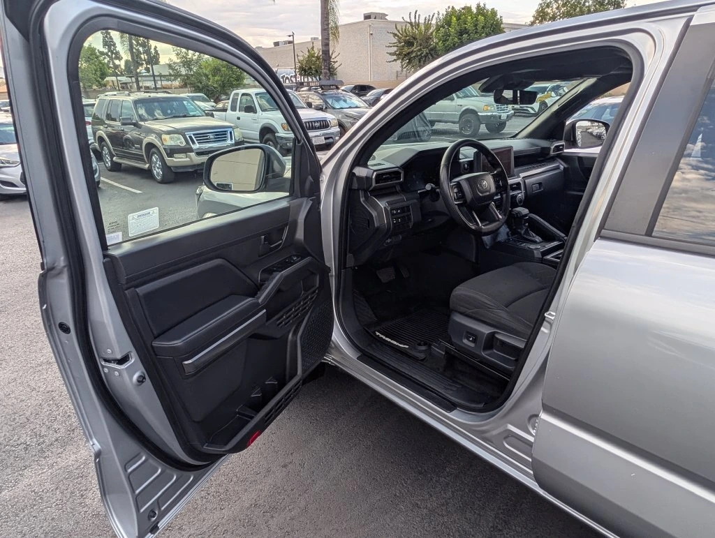 2025 Toyota Tacoma SR5 - Photo 32