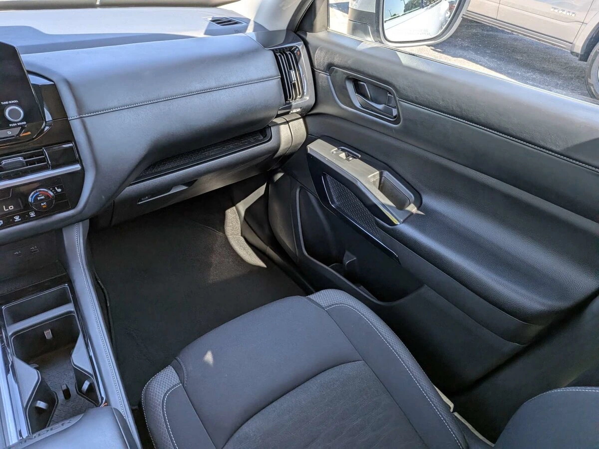 2024 Nissan Pathfinder SV - Photo 17