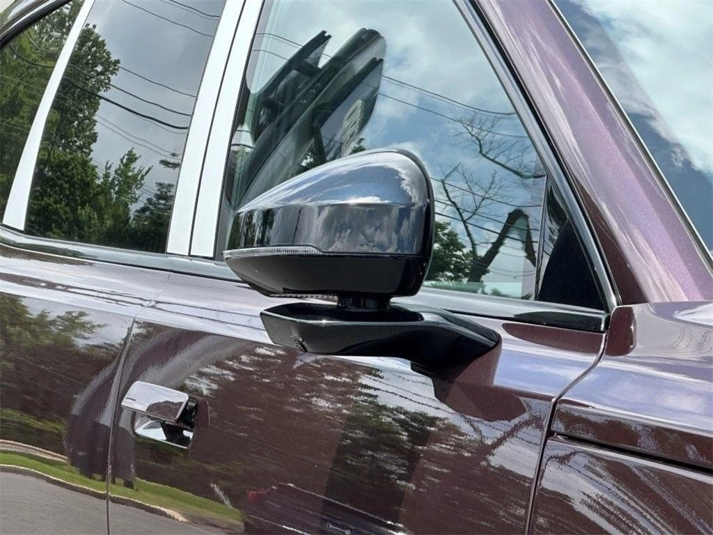 2025 Volvo - image 4