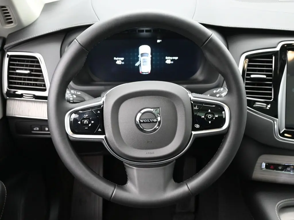 2025 Volvo - image 18