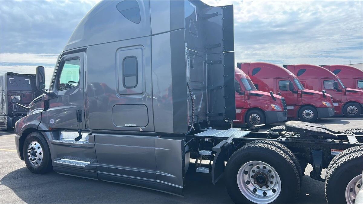 2023 Freightliner Cascadia — photo 5