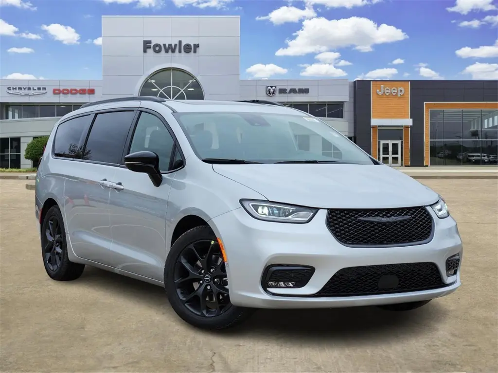 2026 Chrysler Pacifica Limited's photo