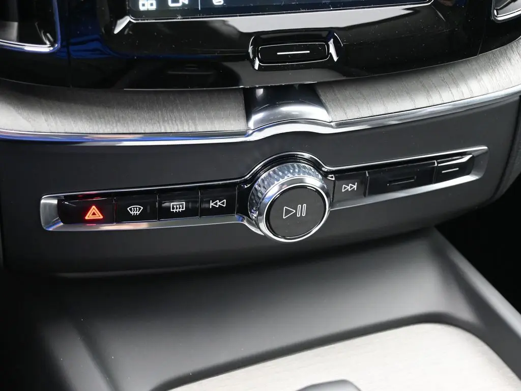 2025 Volvo - image 16