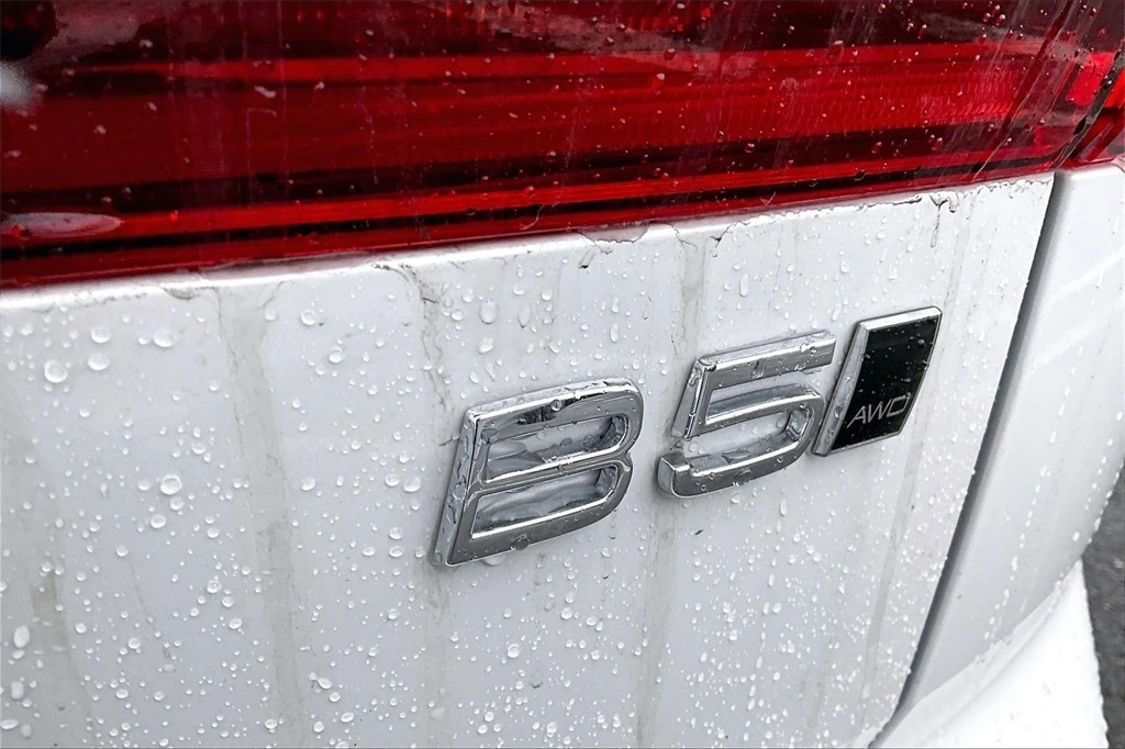 2026 Volvo - image 8