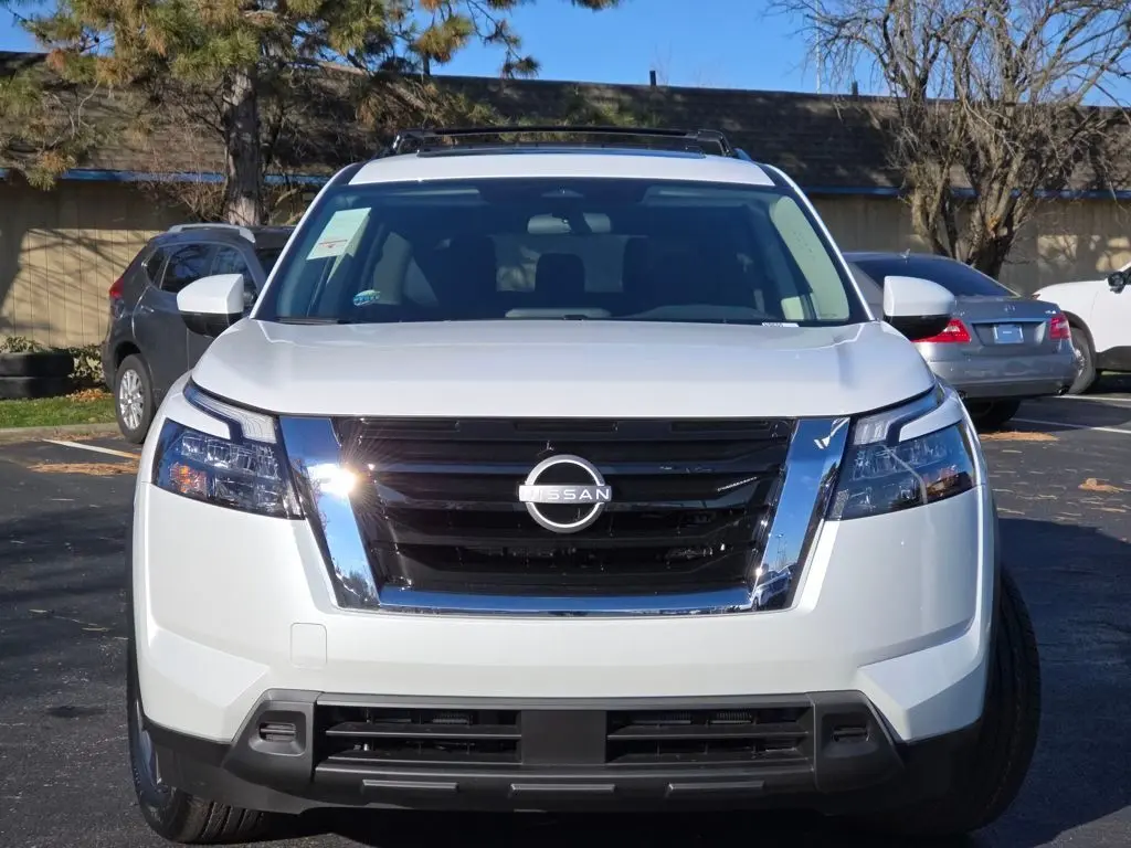 2025 Nissan Pathfinder SV photo 2