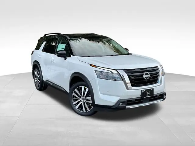2025 Nissan Pathfinder Platinum's photo