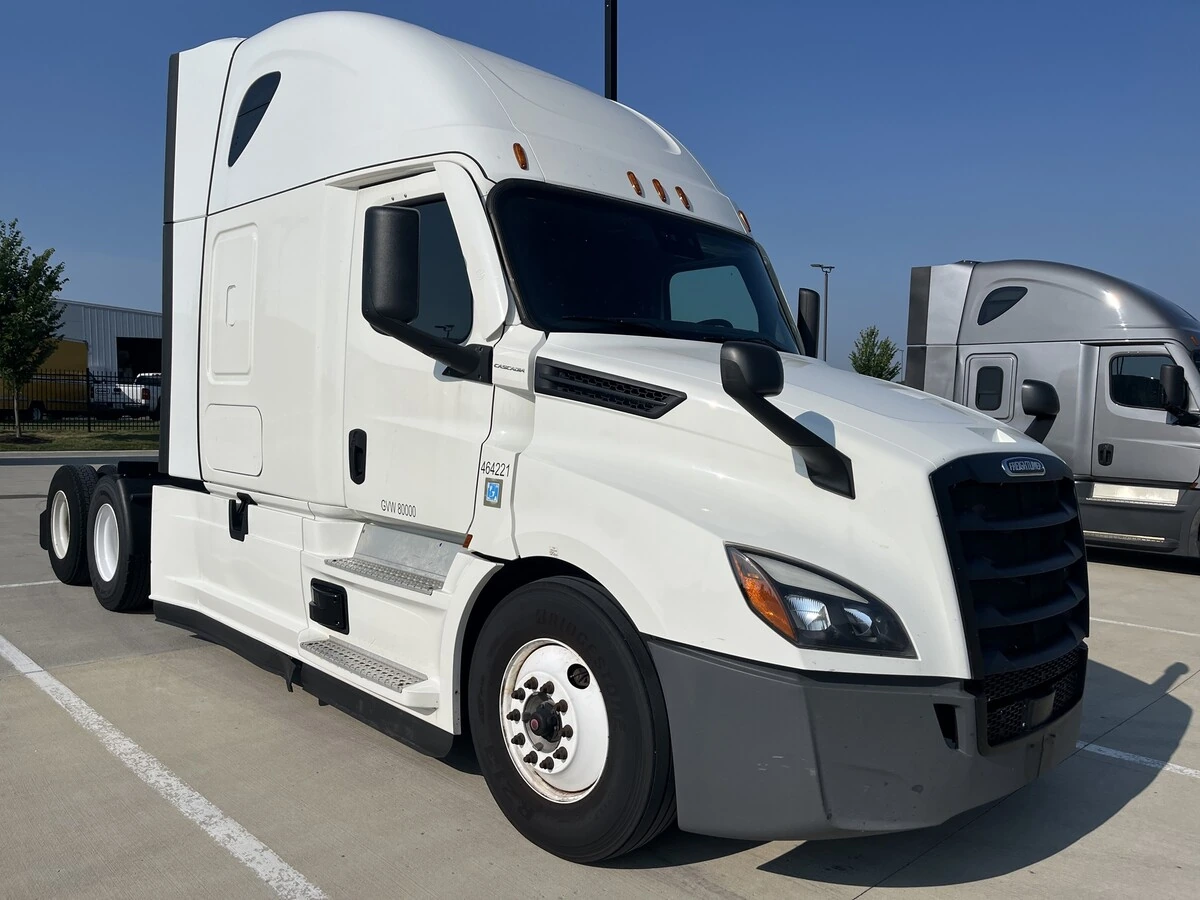 2022 Freightliner Cascadia — photo 2