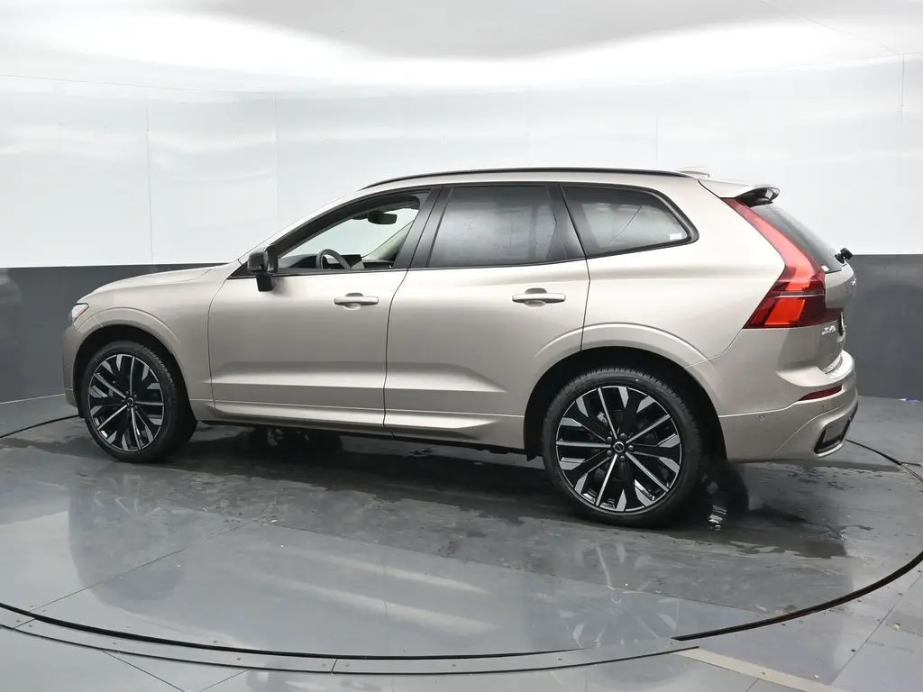 2026 Volvo - image 7
